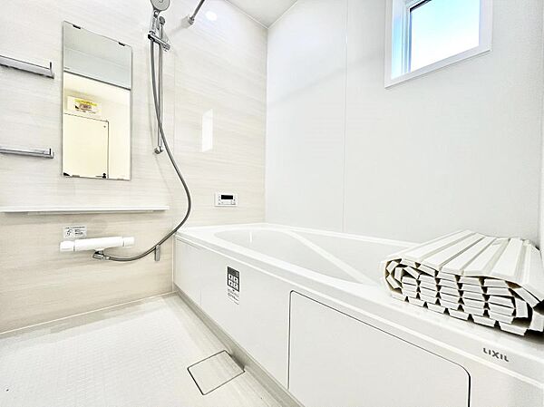 ◆1号棟◆～Bath Room～　窓付きのバスルームは、採光もあり明るく気持ちの良い空間です。窓があることで、換気環境も良好。ゆったり寛げるバスルームで、毎日のバスタイムが楽しみになりそうです。