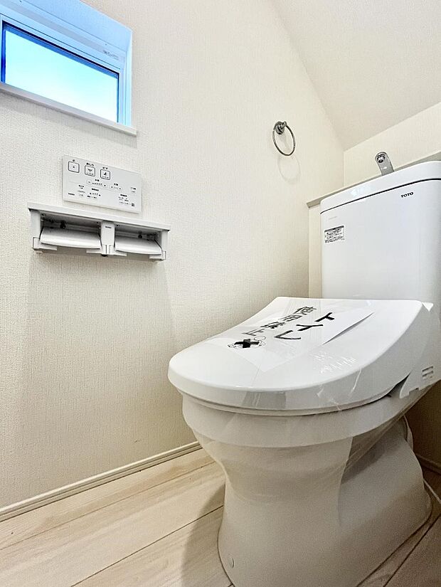 ◆1号棟◆〜Toilet〜　綺麗・スッキリ・快適なウォシュレット付トイレでくつろげる空間です。採光もあり明るく、快適空間となっております♪毎日使う場所だからこその配慮です！