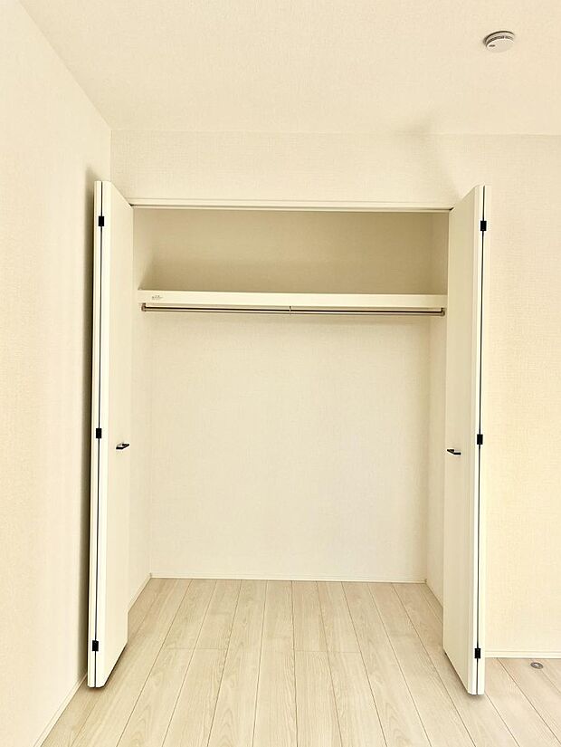 ◆1号棟◆〜Closet〜　壁面クローゼットがあればタンスを置く必要がなく、出っ張りのないスッキリ空間を維持できます。限られたスペースを有効に活用できそう。衣類や趣味の品などたっぷり収納出来ますね♪