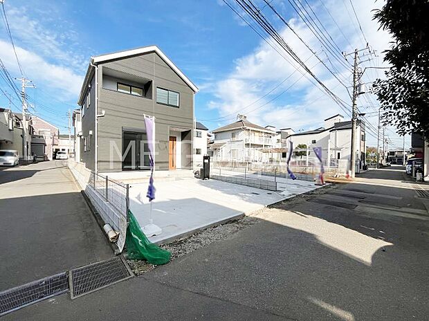 〜Exterior〜 前面道路: 西 4m、南 3.38m 公道 住宅地になっているので車量も少なく、静かな立地です。子育て環境も良好です♪♪周辺環境もあわせてご案内させて頂きます。