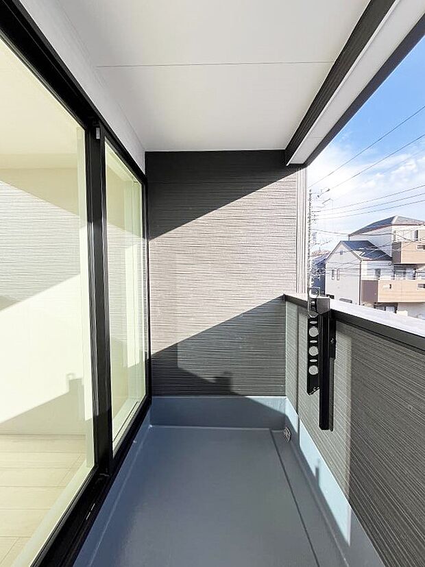 ◆1号棟◆〜Balcony〜  バルコニーは温かい陽がさしこみ、お布団や洗濯物を気持ちよく干すことができます。  使いやすく開放的なバルコニーです♪陽ざしがたっぷり降り注ぐ、バルコニー付き住まい。  