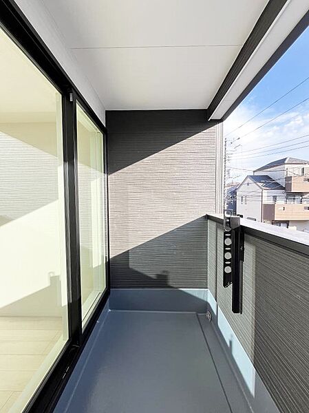 ◆1号棟◆～Balcony～  バルコニーは温かい陽がさしこみ、お布団や洗濯物を気持ちよく干すことができます。  使いやすく開放的なバルコニーです♪陽ざしがたっぷり降り注ぐ、バルコニー付き住まい。