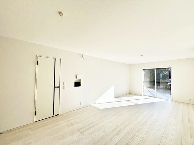 ◆1号棟◆~Living~ 豊かな陽光がこの場所を照らしだす。光溢れるこの空間はみんなの笑顔が集う場所、時を忘れ、つきることのないたわいもない会話を楽しむ時間、たくさんの思いが綴られる場所。