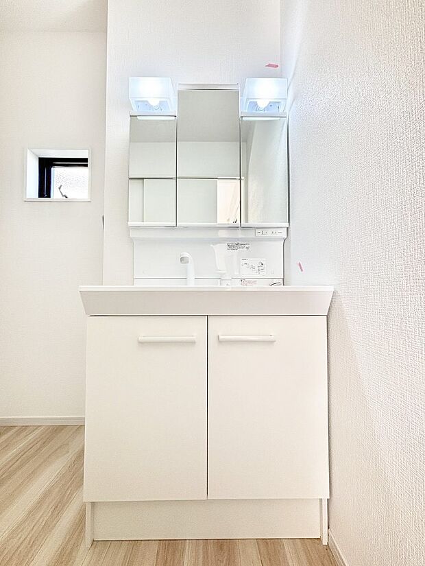 ◆1号棟◆〜Dressing Room〜  清潔感溢れる色合いで統一されていると、スッキリと整った印象をうけます。鏡の裏にはたっぷりと収納スペースを標準装備！水廻りは、シンプルかつ機能性を重視して。