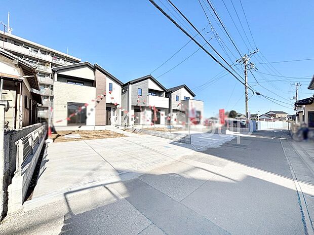 〜Exterior〜　前面道路：南東 4m 公道　前面道路は閑静な住宅地をはしる車通りの少ない道路。駐車の出し入れもらくらくです！ご不明点・現地見学のご希望は、お気軽にお問い合わせください！
