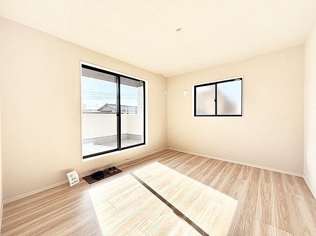 ◆1号棟◆〜Bed Room〜　2面採光を確保した明るい室内は、風通しも良く、大変居心地の良い空間となっております。爽やかな風を感じて起きる朝は、快適生活の始まりに！日当たりや通風がとても良い住まい♪