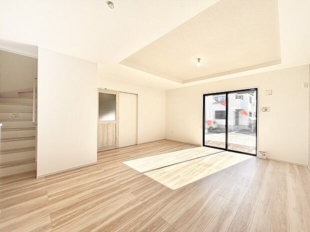 ◆1号棟◆〜Living〜　リビングに階段のある間取りです♪家族のコミュニケーションがスムーズに取れますね♪ゆとりある暮らしと心地よい住環境が紡ぐ贅沢な時間をご家族みんなでお過ごし下さい。