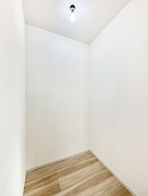 ◆1号棟◆〜Walk-in Closet〜　たくさんの洋服をかけてもシワになりにくいウォークインクローゼット。洋服以外にも、普段使わない家電やスーツケース、ストック品など何でも片付く嬉しい空間です。