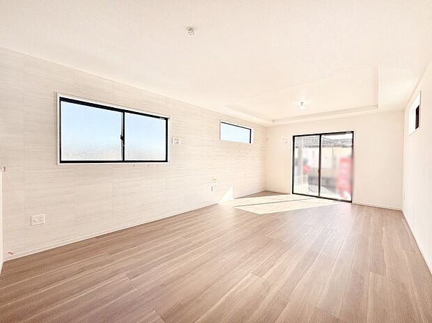 明るい陽光が注ぎ、寛ぎの雰囲気に満たされるダイニング。   