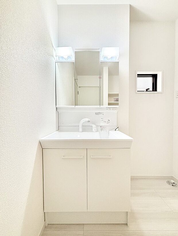 収納力と機能性に優れた洗面化粧台  