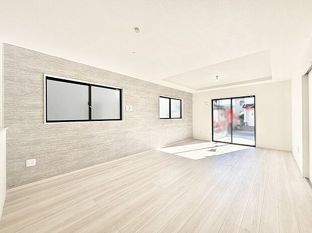 明るい陽光が注ぎ、寛ぎの雰囲気に満たされるダイニング。   