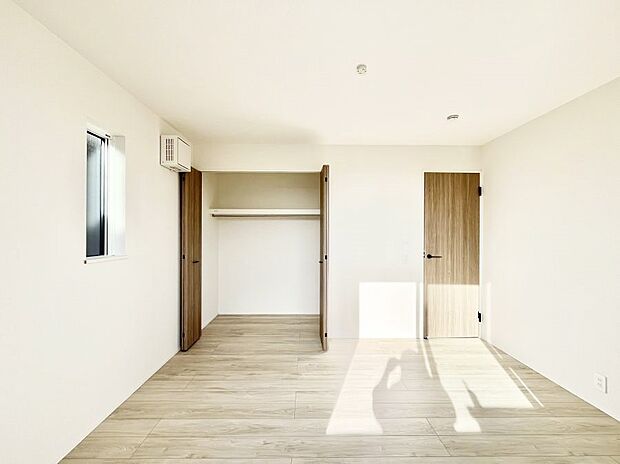 ~Bed Room~ 全居室には収納クローゼットを完備!普段使いのお洋服や小物はもちろん、季節物のお洋服などもしっかりと整理整頓おしまい頂けます。 居室空間を広く使用できますね。