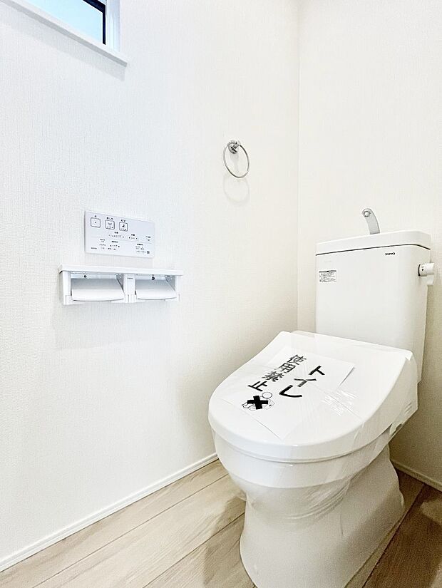 ~Toilet~ 綺麗・スッキリ・快適なウォシュレット付トイレでくつろげる空間です。トイレは毎日使わざるを得ないもの。いつも清潔を保ちたいですね。トイレが2ヶ所あるので朝の混雑時に便利です!