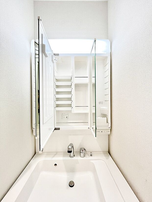 三面鏡の裏に、化粧品や衛生用品などを収納可能。洗面台をすっきりと保ちます!