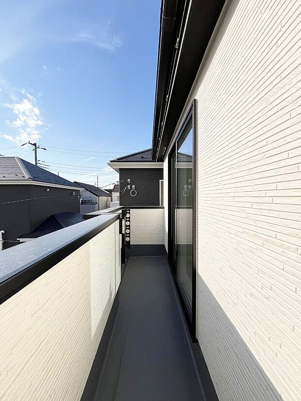 ~Balcony~ バルコニーは温かい陽がさしこみ、お布団や洗濯物を気持ちよく干すことができます。 使いやすく開放的なバルコニーです♪陽ざしがたっぷり降り注ぐ、バルコニー付き住まい。