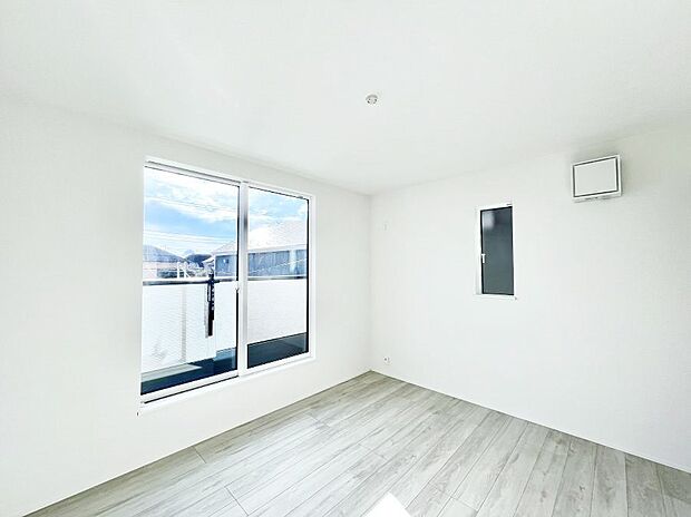~Bed Room~ バルコニーからの採光で朝もスッキリ目が覚めそうですね!穏やかな光が差し込む室内には、穏やかな時間が流れます。休日には、落ち着いた空間で自分の趣味を楽しむのはいかがですか。