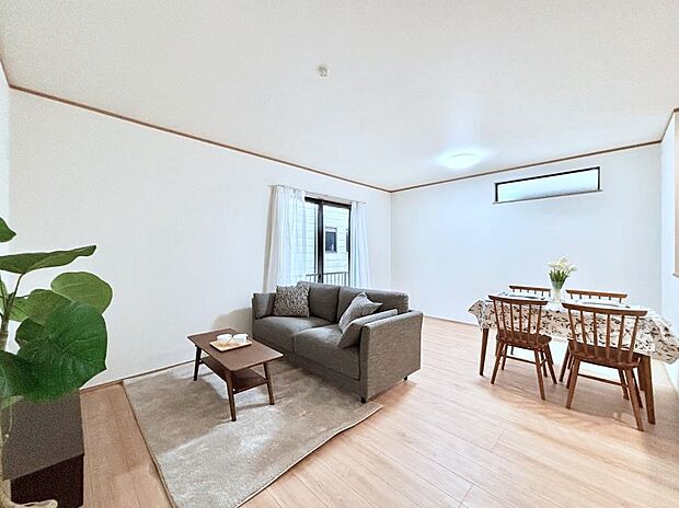 ナチュラルテイストの優しく柔らかい色使いのフローリングが素敵なリビングですね。