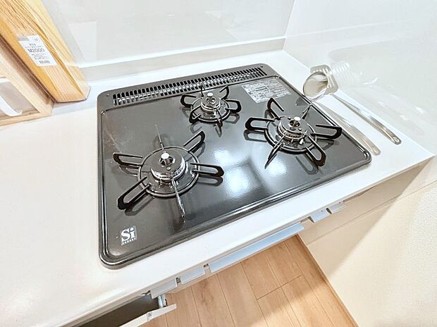 ガスコンロはＳｉセンサー搭載。火力調節や焦げ付き・消し忘れも防いでくれます。
