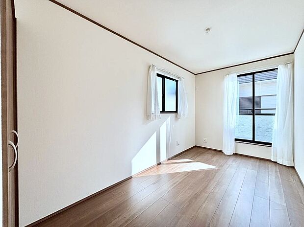 ◆A号棟◆〜Bed Room〜　2面採光を確保した明るい室内は、風通しも良く、大変居心地の良い空間となっております。爽やかな風を感じて起きる朝は、快適生活の始まりに！日当たりや通風がとても良い住まい♪