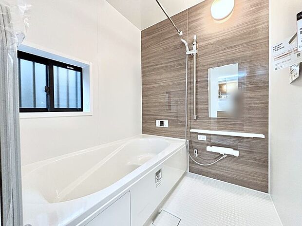 ◆A号棟◆〜Bath Room〜　窓付きのバスルームは、採光もあり明るく気持ちの良い空間です。窓があることで、換気環境も良好。ゆったり寛げるバスルームで、毎日のバスタイムが楽しみになりそうです。