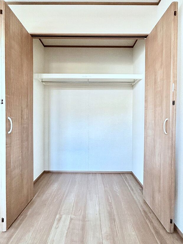 ◆A号棟◆〜Closet〜　壁面クローゼットがあればタンスを置く必要がなく、出っ張りのないスッキリ空間を維持できます。限られたスペースを有効に活用できそう。趣味の品などたっぷり収納出来ますね♪