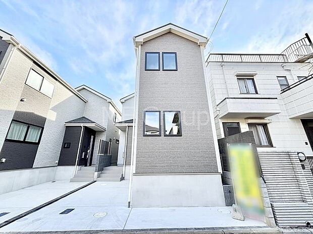 ◆A号棟◆〜Exterior〜　一戸建ての大きなメリットは、自分達の「土地」を「自由に」使える事です。ガーデニングやＤＩＹ，車やバイクの趣味など様々な用途で利用できます。