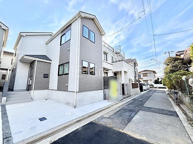 〜Exterior〜　前面道路：北 4m 公道　前面道路は閑静な住宅地をはしる車通りの少ない道路。駐車の出し入れもらくらくです！ご不明点・現地見学のご希望は、お気軽にお問い合わせください！