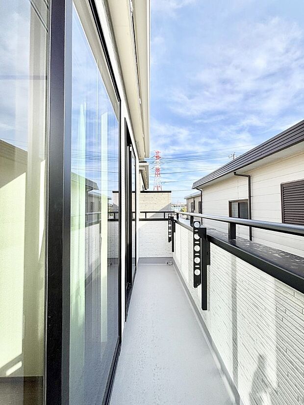 ◆A号棟◆〜Balcony〜　大きな空に囲まれた気持ちのいい家。バルコニーを覗くだけで圧倒的な開放感に包まれます。バルコニーは陽がさしこみお布団や洗濯物を気持ちよく干すことができます。