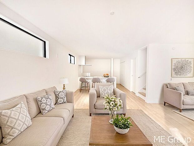 家族の和やかな会話が聞こえてきそう。開放感のあるリビングです。※家具はCGです  