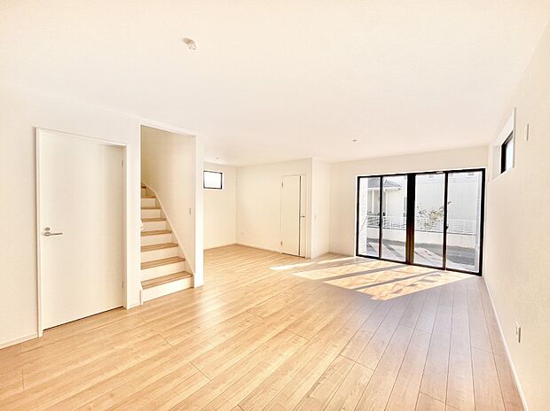 家族団らんの時間も増えそうなくつろぎのリビングダイニング。