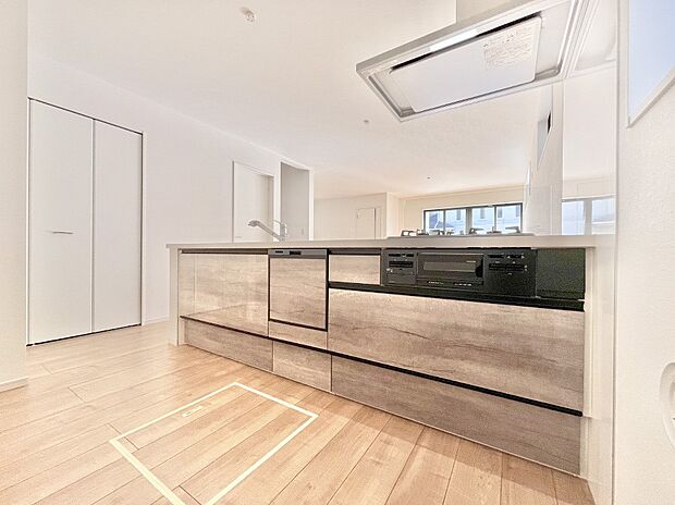 リビングで遊ぶお子様を見守りながらお料理ができる対面キッチン。