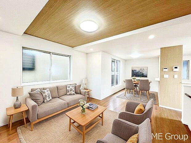 〜Living〜　家族の会話や笑顔が行き交うリビングです。子供が走ってる姿を見ながら、大きなソファやダイニングテーブルでゆったり食事をしたりくつろぎたい♪そんな夢が叶えられる空間です！※家具はCGです