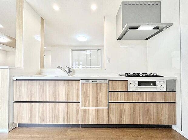 〜Kitchen〜　広くて使いやすいキッチンなら家族でいっしょに料理をつくったり、後片付けも手間なくできちゃいます♪収納もたっぷりあるので、いつもすっきりと清潔な印象を保てます。