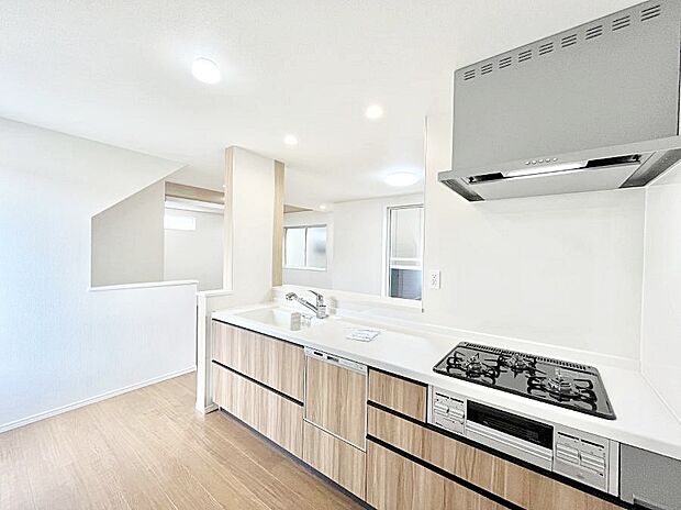 〜Kitchen〜　会話が弾むリビング、料理が愉しくなるキッチン。家は、ただ生活する場ではなく、暮らしを愉しく、快適にする場所。笑顔の毎日、安らぎの日々のために、最新の設備・仕様を採用。