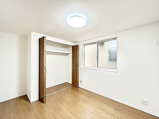 〜Bed Room〜  全居室には収納クローゼットを完備！普段使いのお洋服や小物はもちろん、季節物のお洋服などもしっかりと整理整頓おしまい頂けます。  居室空間を広く使用できますね。