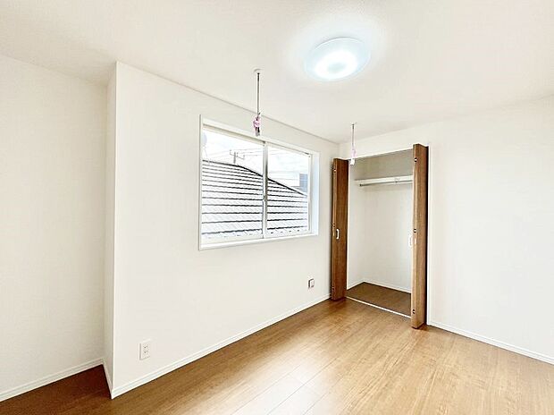 〜Bed Room〜　子供部屋はお子様にとって大変重な役割があります。子供一人で過ごす空間を与えることで、宿題や勉強時間も自然と増えまた自ら部屋の片付けや掃除なども促すことに繋がります。