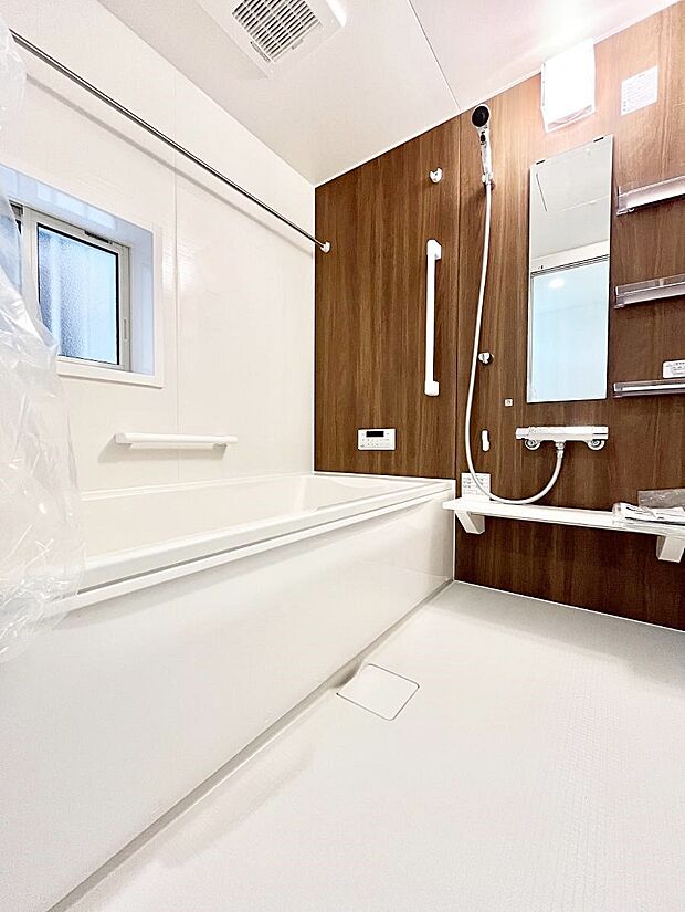 〜Bath Room〜　ゆったりと足を伸ばして入浴することが可能！一日の疲れを癒す貴重なバスタイムです。お子様とご一緒でも十分な広さなので、リビングとは違った家族団欒のひと時をお楽しみいただけます。