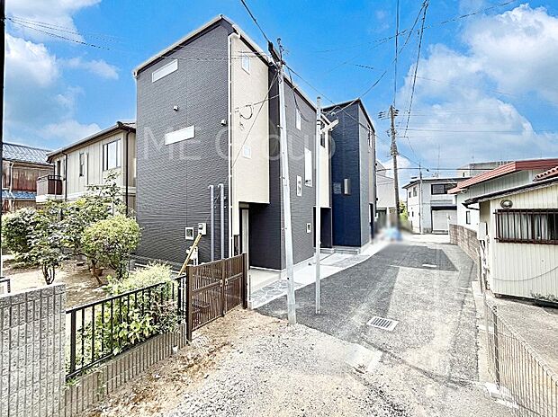 〜Exterior〜　前面道路：北 4m 私道　前面道路は閑静な住宅地をはしる車通りの少ない道路。駐車の出し入れもらくらくです！ご不明点・現地見学のご希望は、お気軽にお問い合わせください！