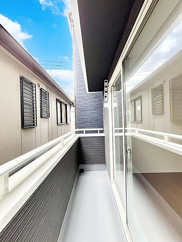 〜Balcony〜  バルコニーは温かい陽がさしこみ、お布団や洗濯物を気持ちよく干すことができます。  使いやすく開放的なバルコニーです♪陽ざしがたっぷり降り注ぐ、バルコニー付き住まい。  