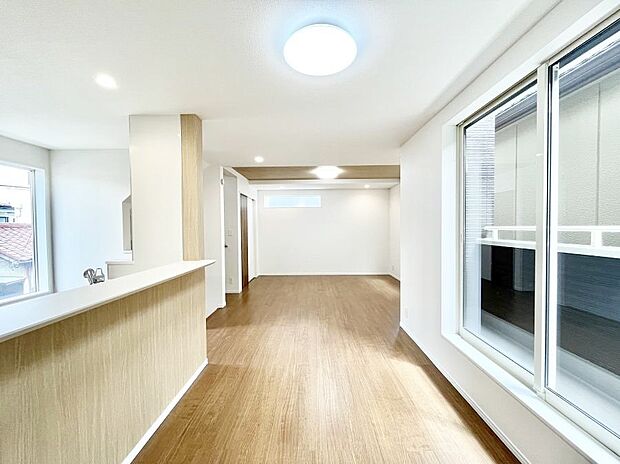 〜Living〜　飽きの来ないシンプルでおしゃれなLDK。大きな窓から日差しが差し込むので室内も明るく、家族の憩いの場としてピッタリです。開放感と日当たりの良さを是非ご覧ください！