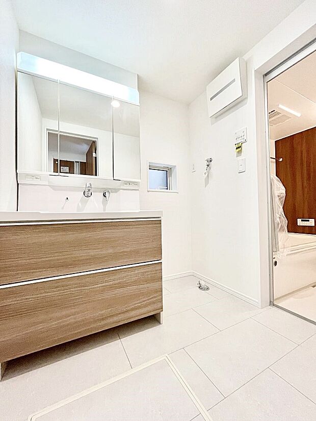 〜Dressing Room〜　暗くなりがちな洗面所も窓があると採光と換気が可能なので気持ちよくお使い頂けます。三面鏡タイプの洗面台は鏡裏収納で散らかりがちな洗面所もスッキリ♪