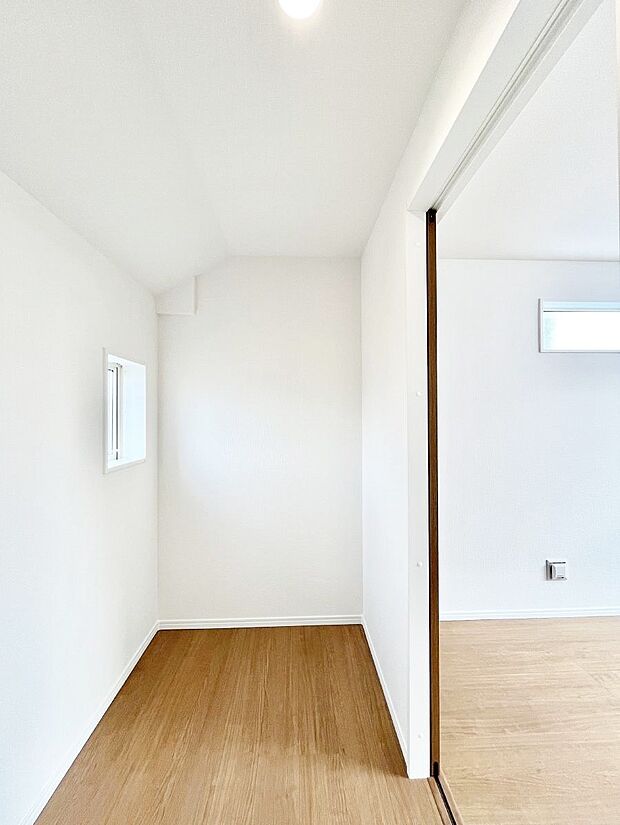 〜Walk-in Closet〜　必要なものやコーディネートを一覧して確認でき、身支度や準備が短時間で済むウォークインクローゼットを設置しました。家の中をすっきりとさせる便利な収納スペースです。