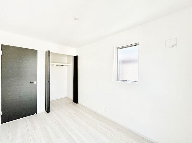 ~Bed Room~ 子供部屋はお子様にとって大変重な役割があります。子供一人で過ごす空間を与えることで、宿題や勉強時間も自然と増えまた自ら部屋の片付けや掃除なども促すことに繋がります。