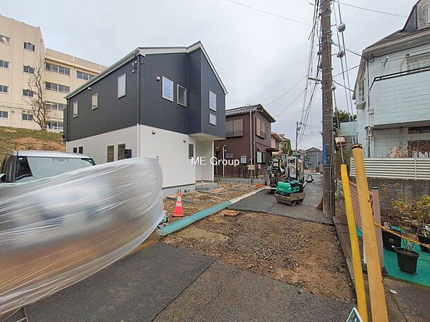 〜Exterior〜 前面道路:北西 4m 公道 前面道路は閑静な住宅地をはしる車通りの少ない道路。駐車の出し入れもらくらくです!ご不明点・現地見学のご希望は、お気軽にお問い合わせください!