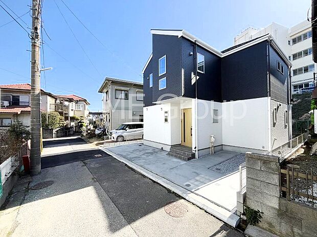 ~Exterior~ 前面道路:北西 4m 公道 前面道路は閑静な住宅地をはしる車通りの少ない道路。駐車の出し入れもらくらくです!ご不明点・現地見学のご希望は、お気軽にお問い合わせください!