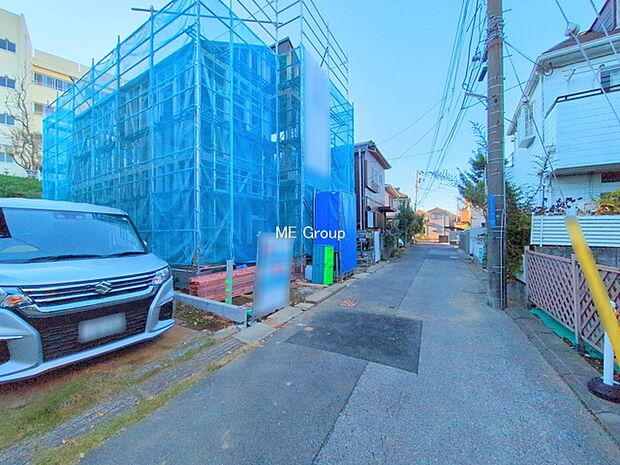 〜Exterior〜 前面道路:北西 4m 公道 前面道路は閑静な住宅地をはしる車通りの少ない道路。駐車の出し入れもらくらくです!ご不明点・現地見学のご希望は、お気軽にお問い合わせください!