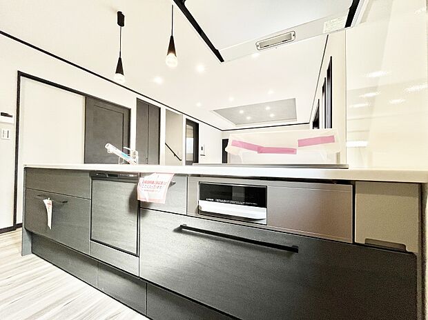 〜Kitchen〜 会話が弾むリビング、料理が愉しくなるキッチン。家は、ただ生活する場ではなく、暮らしを愉しく、快適にする場所。笑顔の毎日、安らぎの日々のために、最新の設備・仕様を採用。