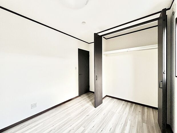 〜Bed Room〜 居室には収納クローゼットを完備!普段使いのお洋服や小物はもちろん、季節物のお洋服などもしっかりと整理整頓おしまい頂けます。 居室空間を広く使用できますね。