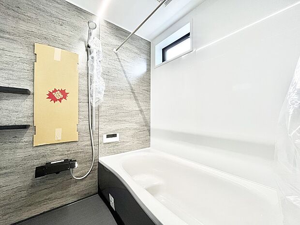 〜Bath Room〜 落ち着いた雰囲気の浴室で明日に向けてリフレッシュ。浴室乾燥機能も付いているので隣の洗濯機置き場で洗い上がった洗濯物を、雨の日も天気を気にせず乾燥させることも可能です。
