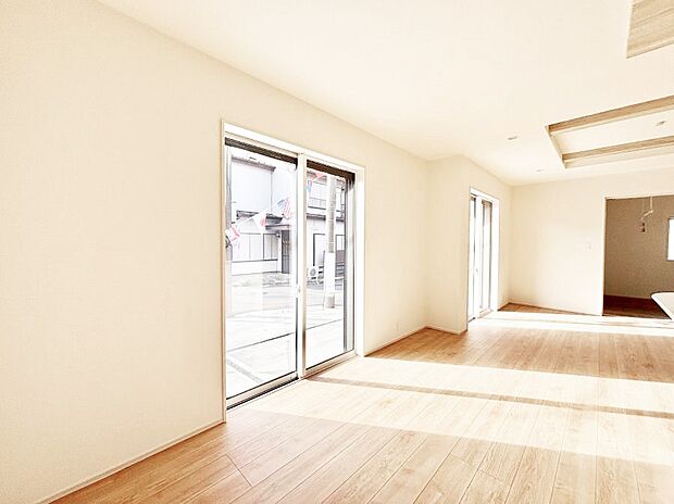 ◆1号棟◆〜Living〜　飽きの来ないシンプルでおしゃれなLDK。大きな窓から日差しが差し込むので室内も明るく、家族の憩いの場としてピッタリです。開放感と日当たりの良さを是非ご覧ください！